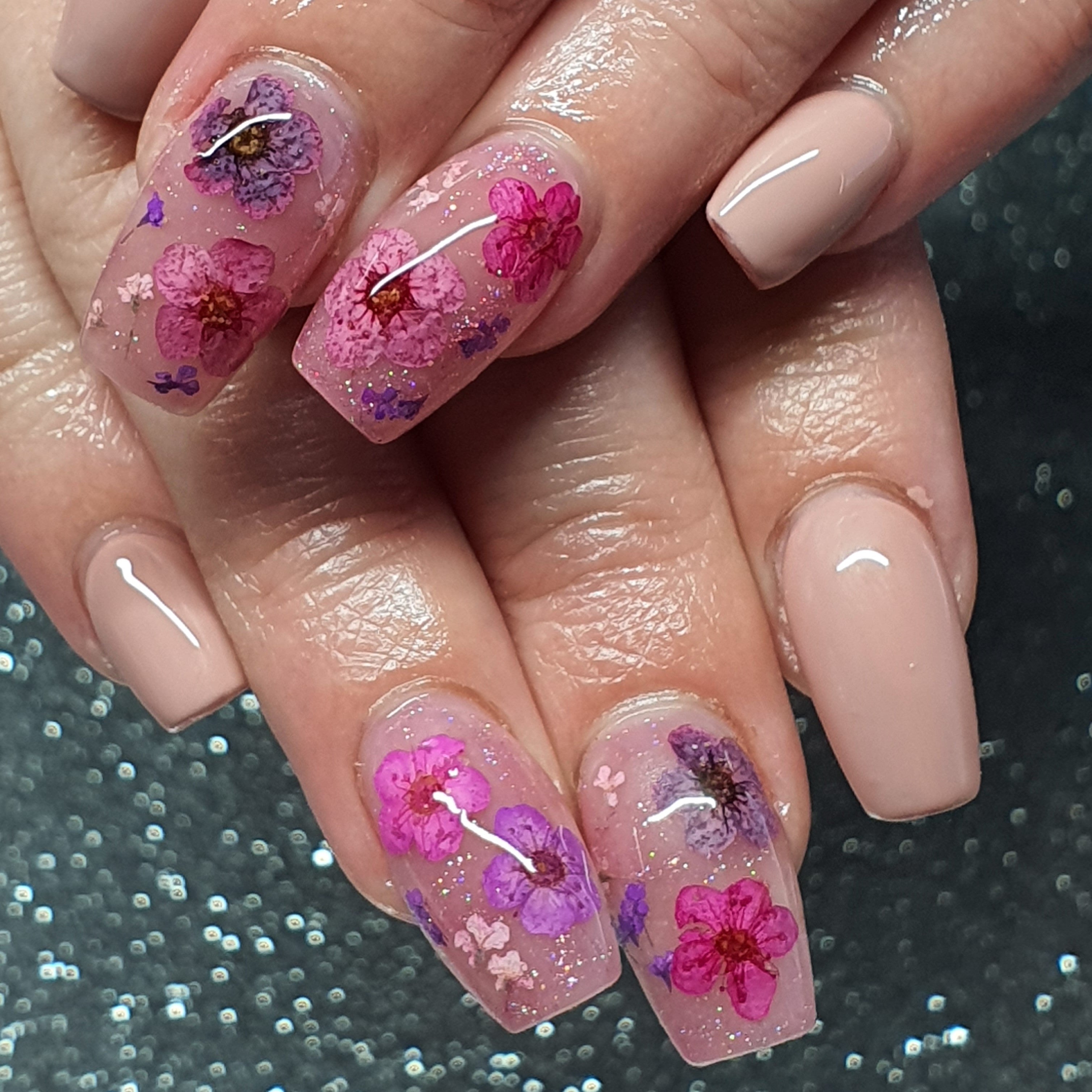 Nail Art Dried Flowers | 14 Day Manicure